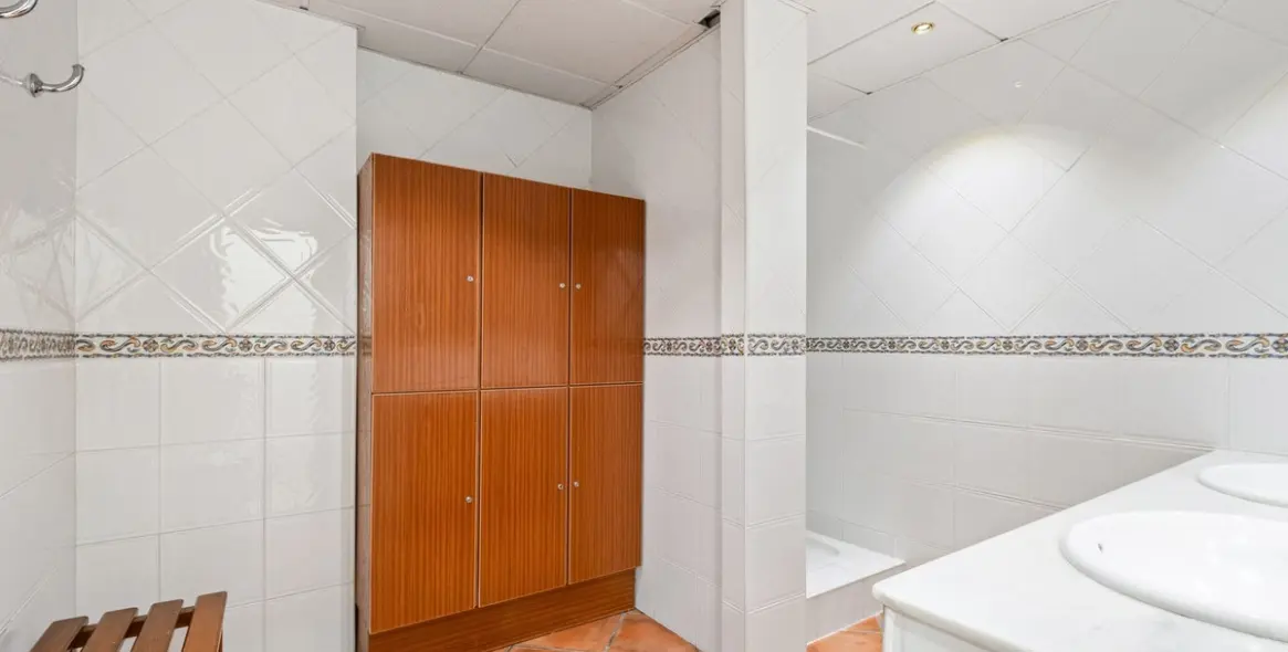 Продажа коммерческого помещения в Calahonda 23