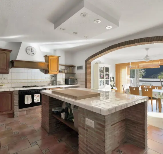 Sale of ground floor apartment in Benahavís