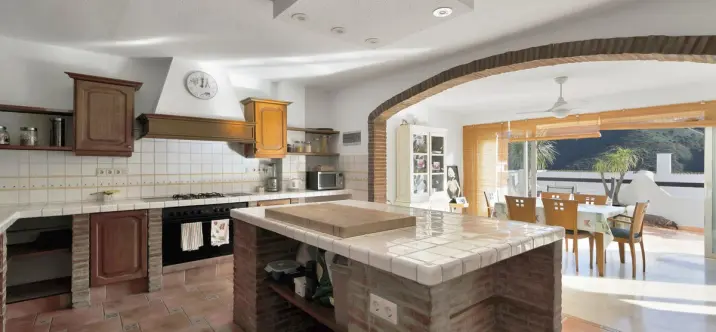 Sale of ground floor apartment in Benahavís 0