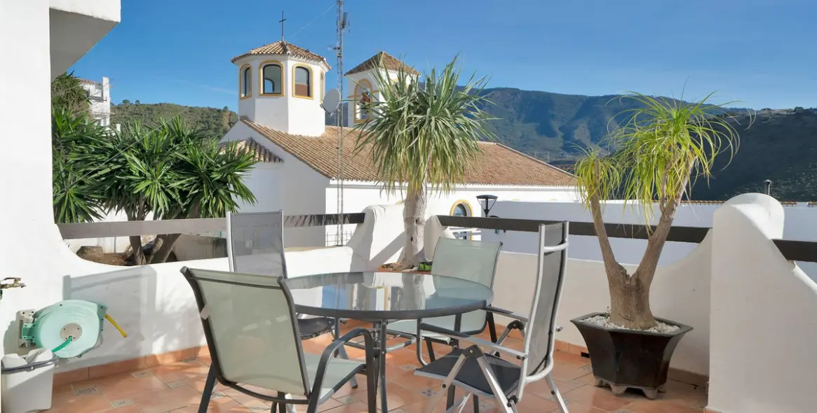 Sale of ground floor apartment in Benahavís 2