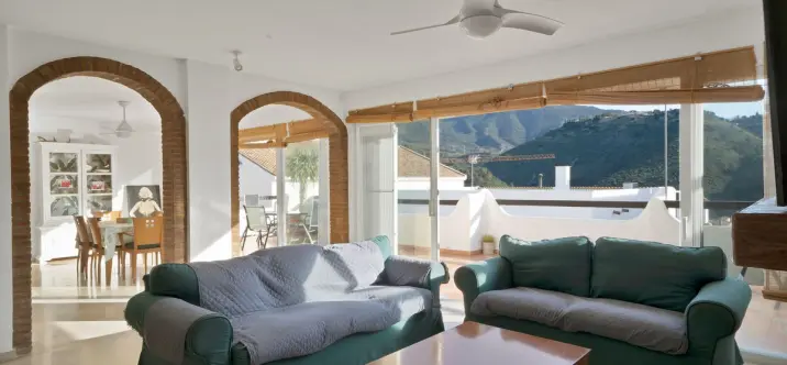 Sale of ground floor apartment in Benahavís 2