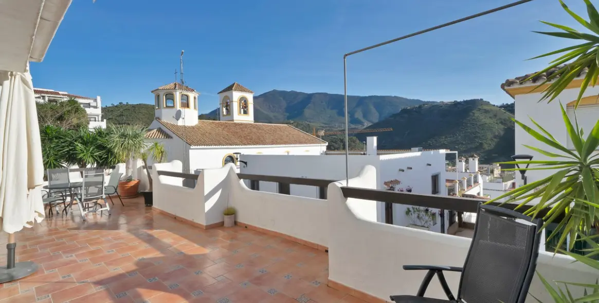 Sale of ground floor apartment in Benahavís 12