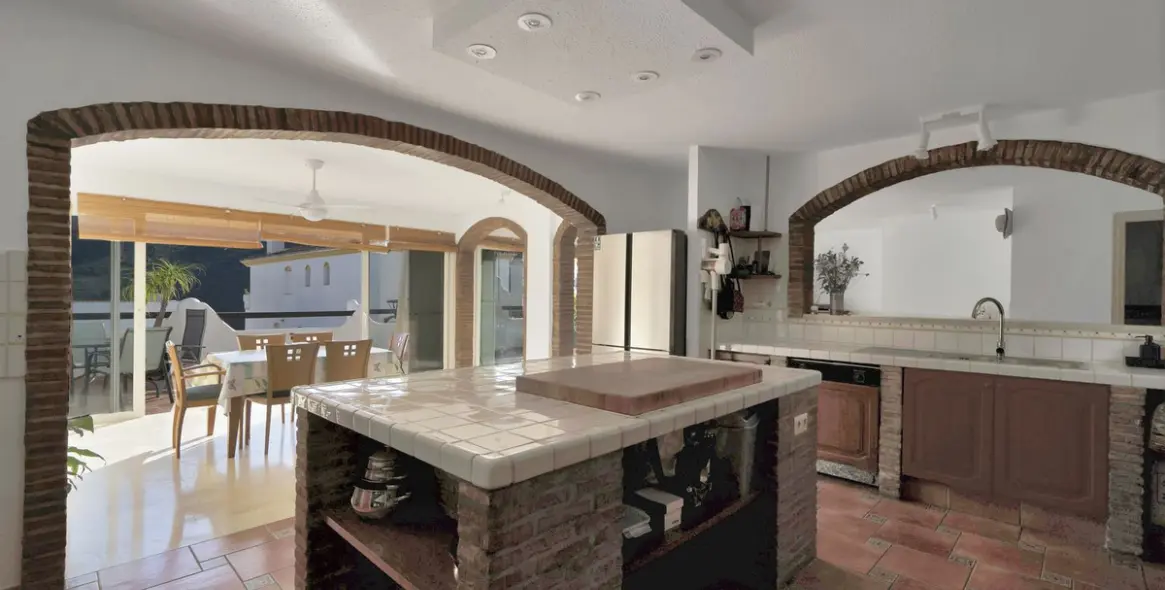 Sale of ground floor apartment in Benahavís 14