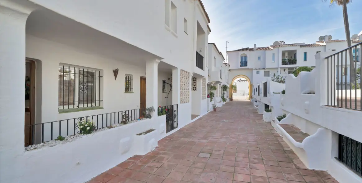 Sale of ground floor apartment in Benahavís 16
