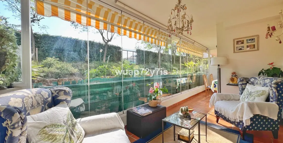 Venta de apartamento en planta baja en Guadalmina Alta 18