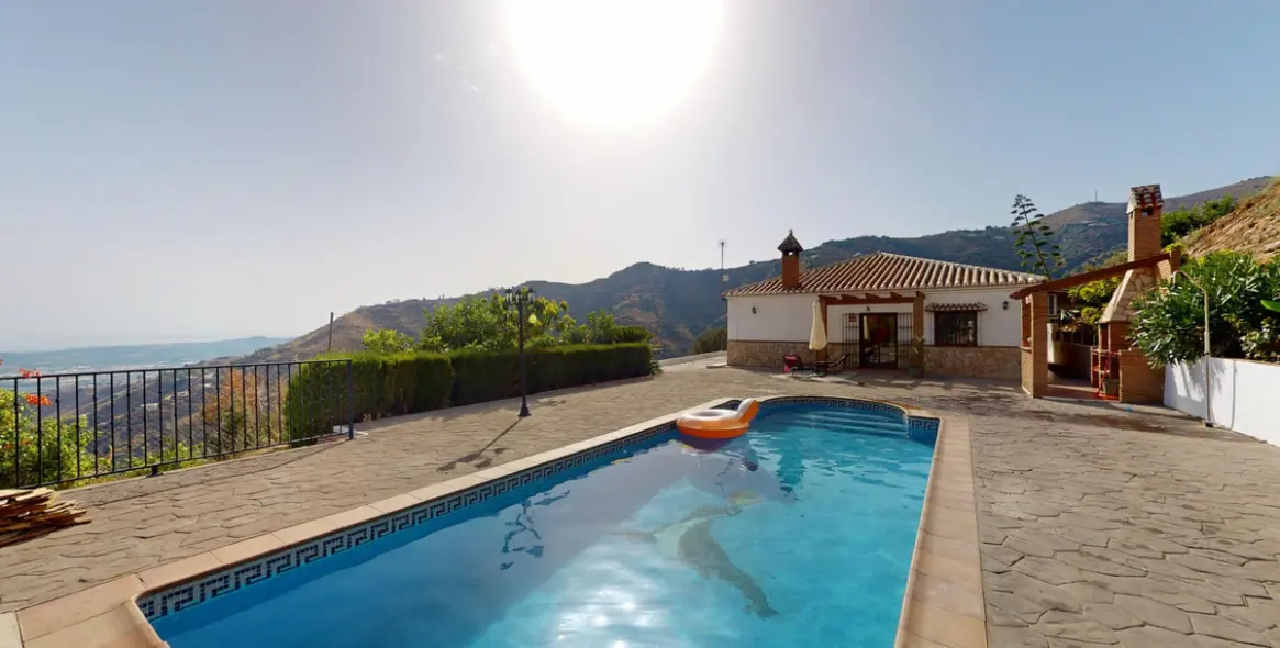 Sale of detached villa in Arenas 1
