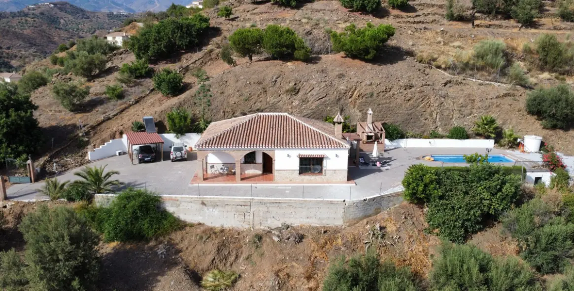 Sale of detached villa in Arenas 2