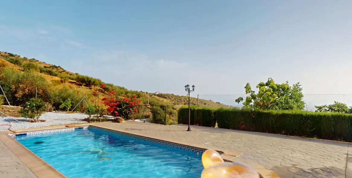 Sale of detached villa in Arenas 3