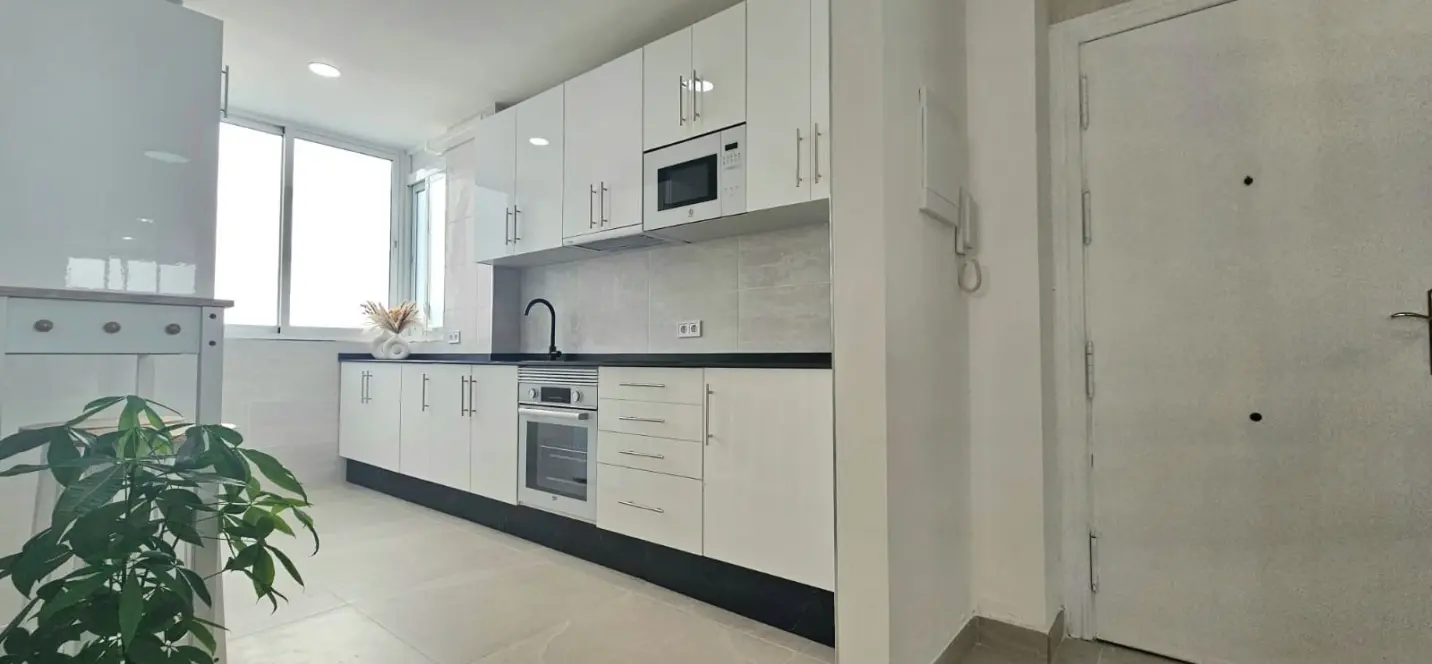 Venta de apartamento en planta media en Fuengirola 1