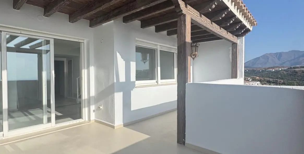 Sale of penthouse duplex in Casares 1