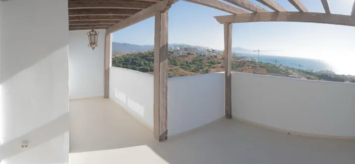 Sale of penthouse duplex in Casares 1