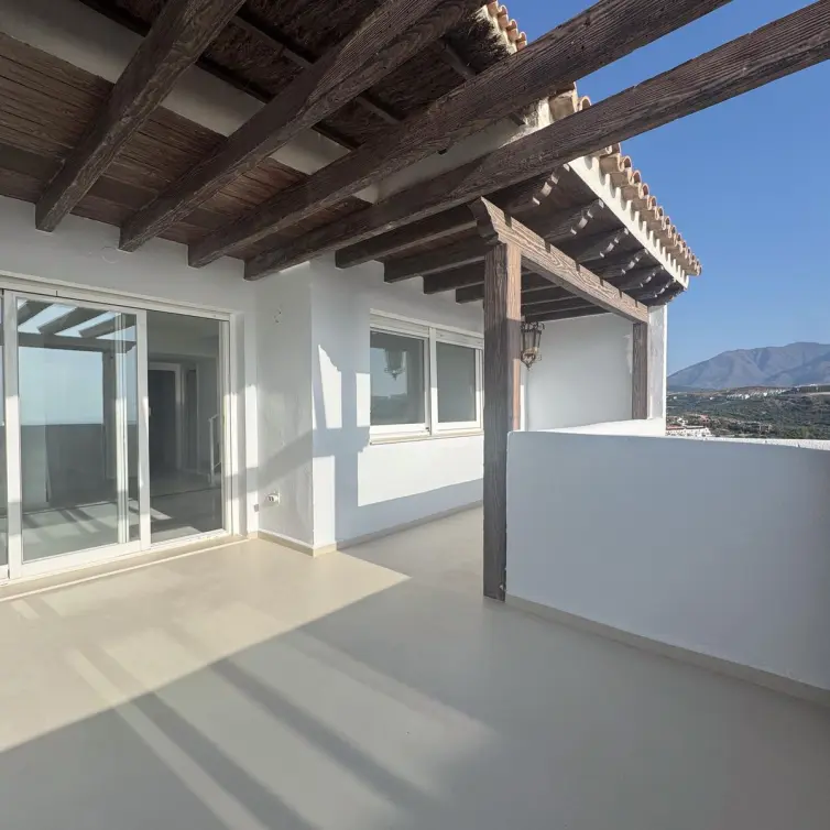 Продажа двухуровневого пентхауса в Casares