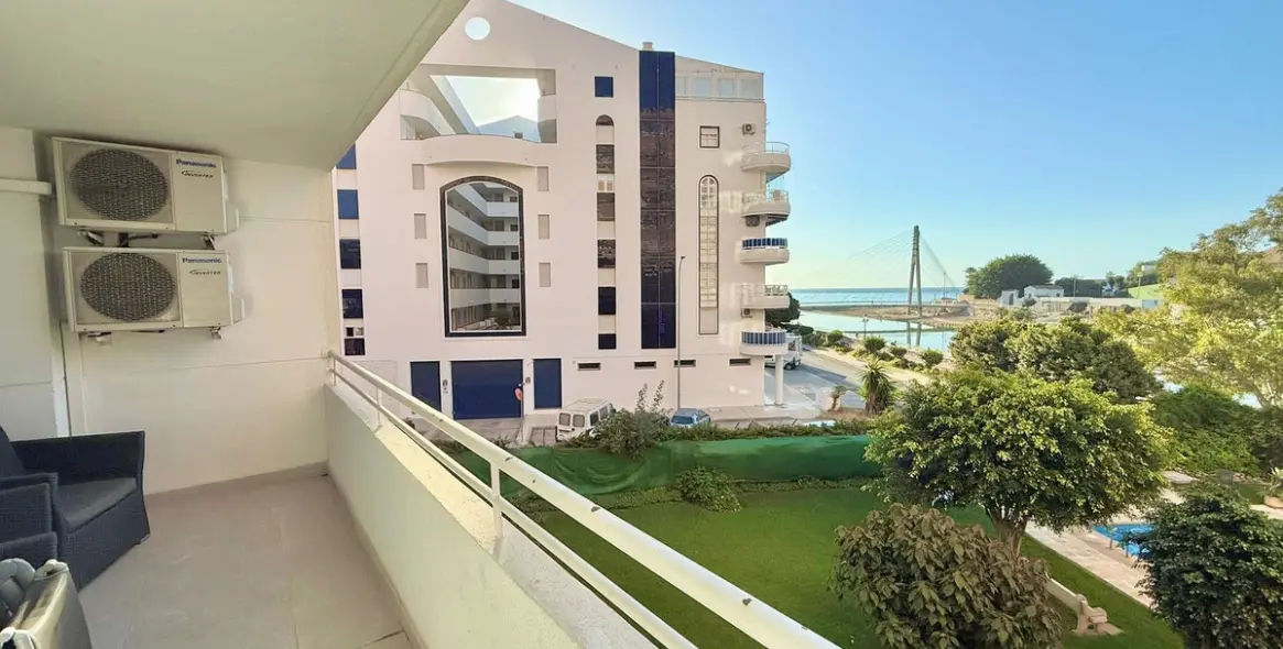 Sale of middle floor apartment in Fuengirola 1