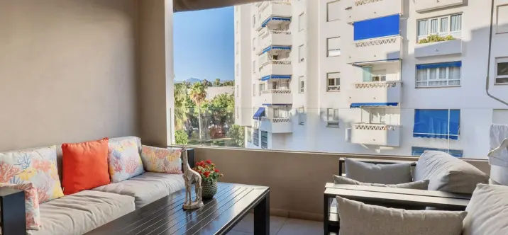 Sale of middle floor apartment in La Campana 0