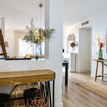 Sale of middle floor apartment in La Campana