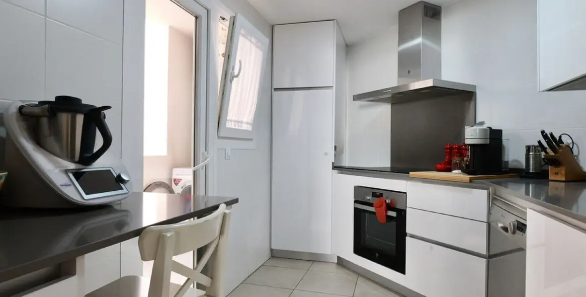 Sale of middle floor apartment in La Campana 16