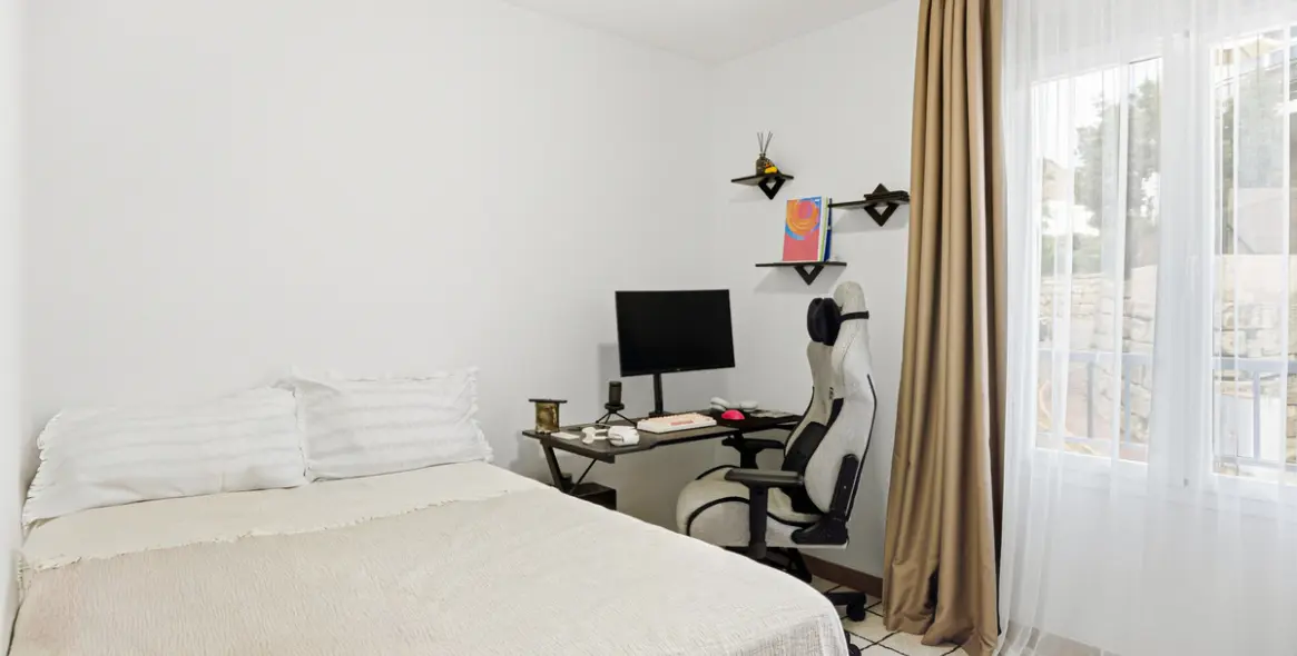 Sale of middle floor apartment in Riviera del Sol 12