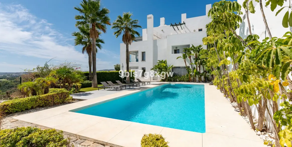 Продажа апартаментов на среднем этаже в Casares Playa 6