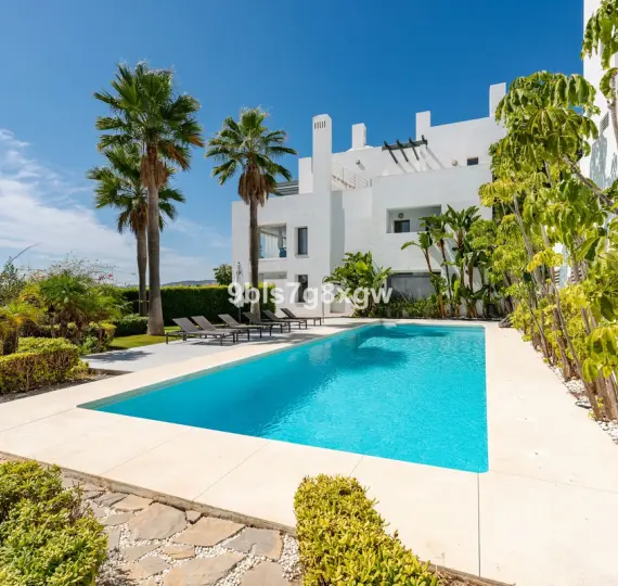 Продажа апартаментов на среднем этаже в Casares Playa