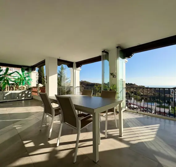 Продажа апартаментов на среднем этаже в Calahonda