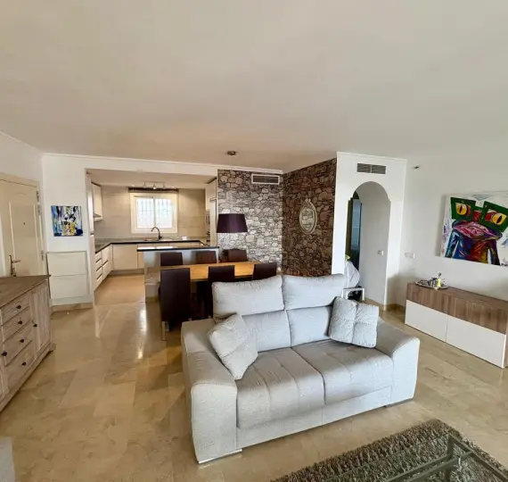 Продажа апартаментов на среднем этаже в Calahonda