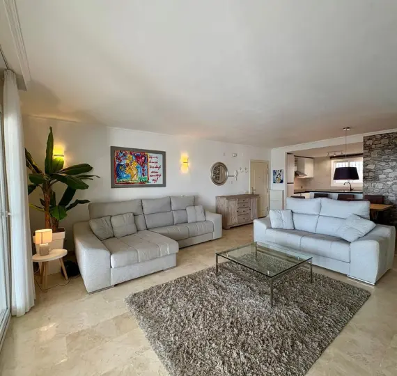 Продажа апартаментов на среднем этаже в Calahonda