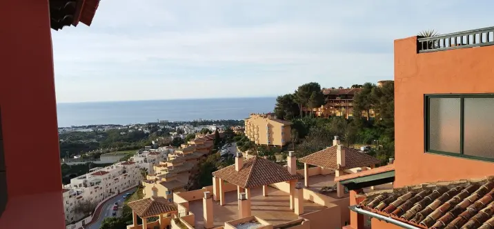 Sale of penthouse duplex in Calahonda 1
