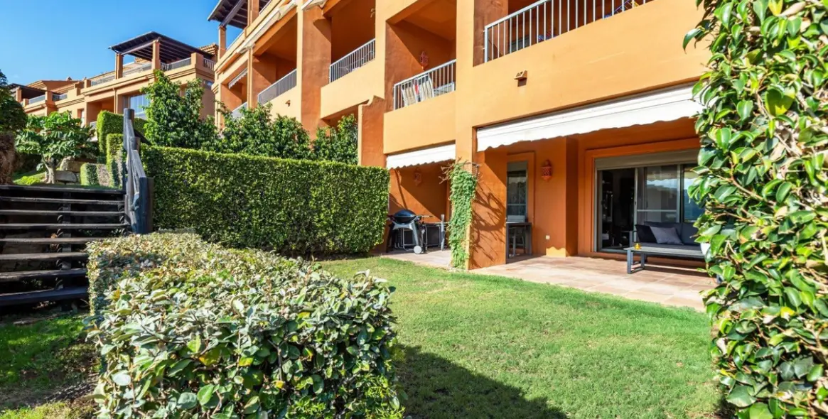 Sale of ground floor apartment in Benahavís 1