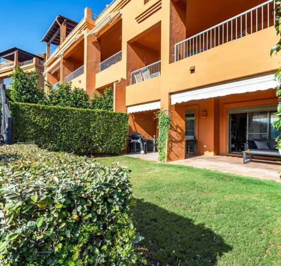 Venta de apartamento en planta baja en Benahavís
