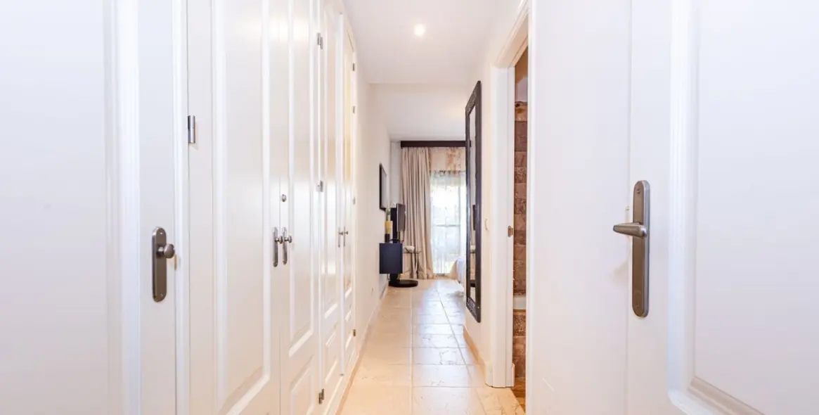 Sale of ground floor apartment in Benahavís 12