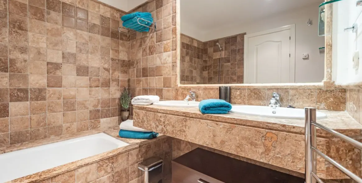 Sale of ground floor apartment in Benahavís 15