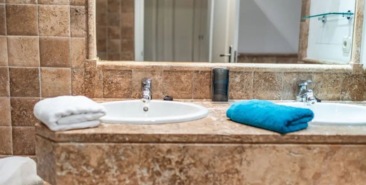 Sale of ground floor apartment in Benahavís 17