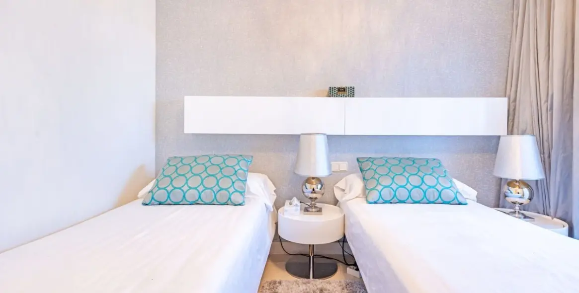 Sale of ground floor apartment in Benahavís 18