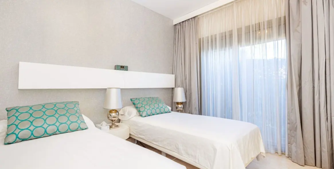 Sale of ground floor apartment in Benahavís 19