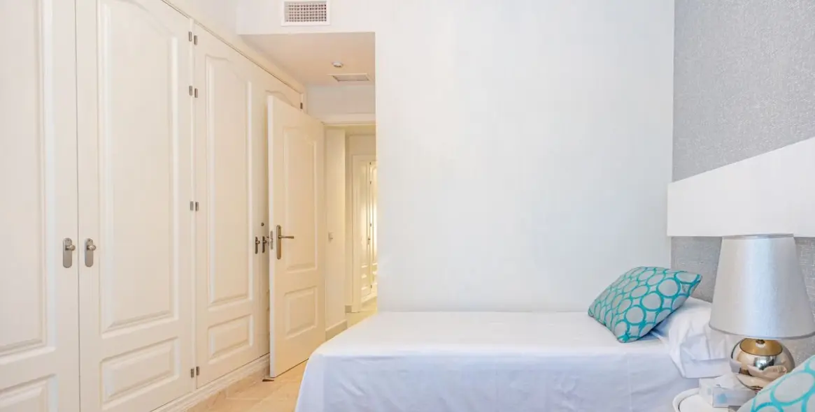 Sale of ground floor apartment in Benahavís 20