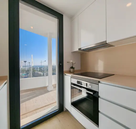 Middle floor apartment R4888849