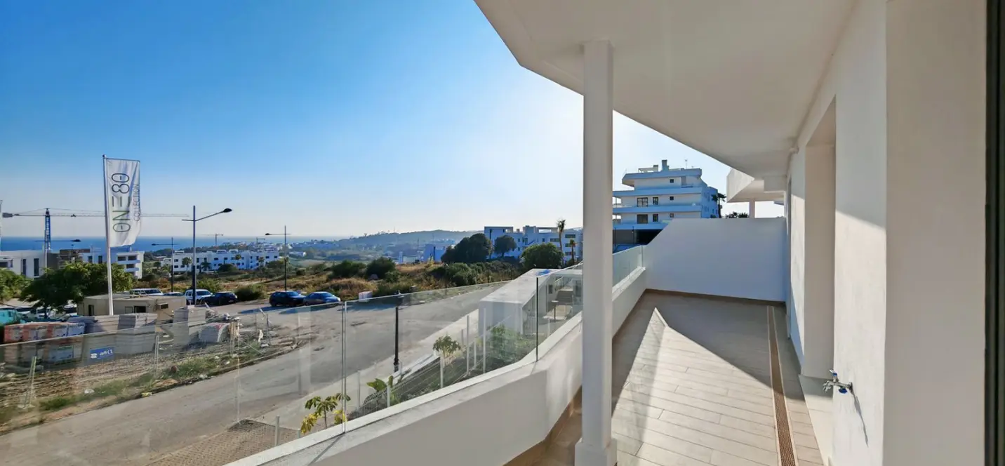 Sale of middle floor apartment in Estepona 0