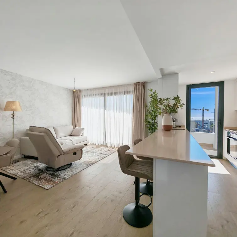 Sale of middle floor apartment in Estepona