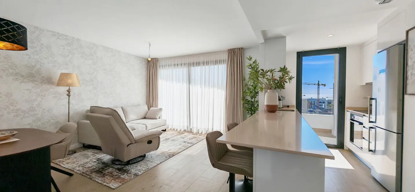 Sale of middle floor apartment in Estepona 1