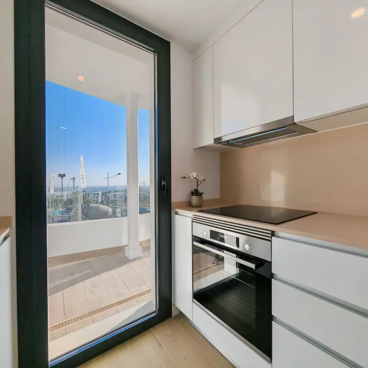 Sale of middle floor apartment in Estepona