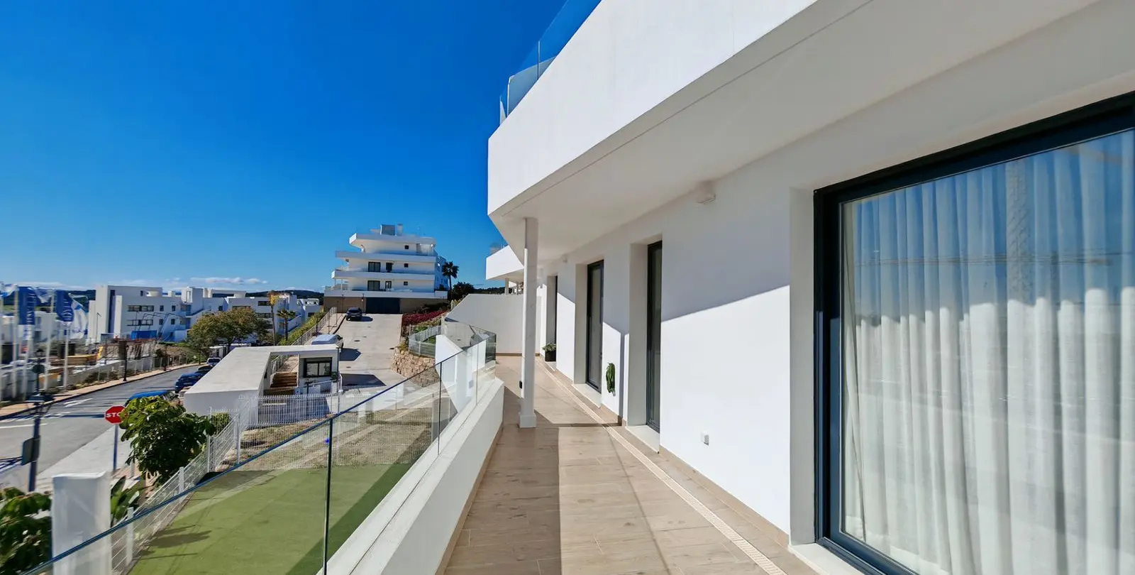 Продажа апартаментов на среднем этаже в Estepona 13