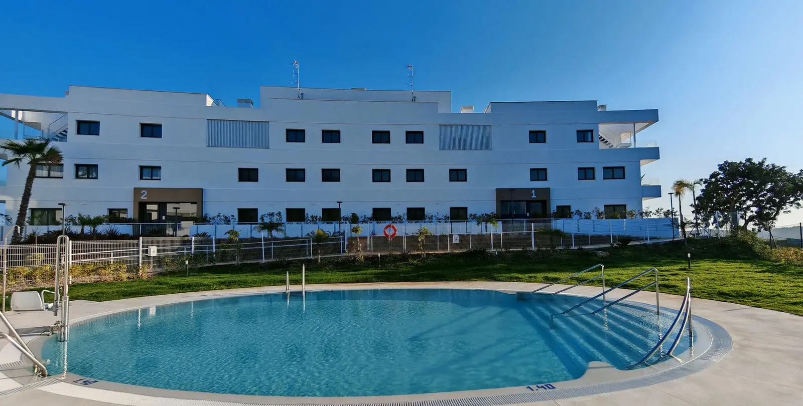 Продажа апартаментов на среднем этаже в Estepona 16