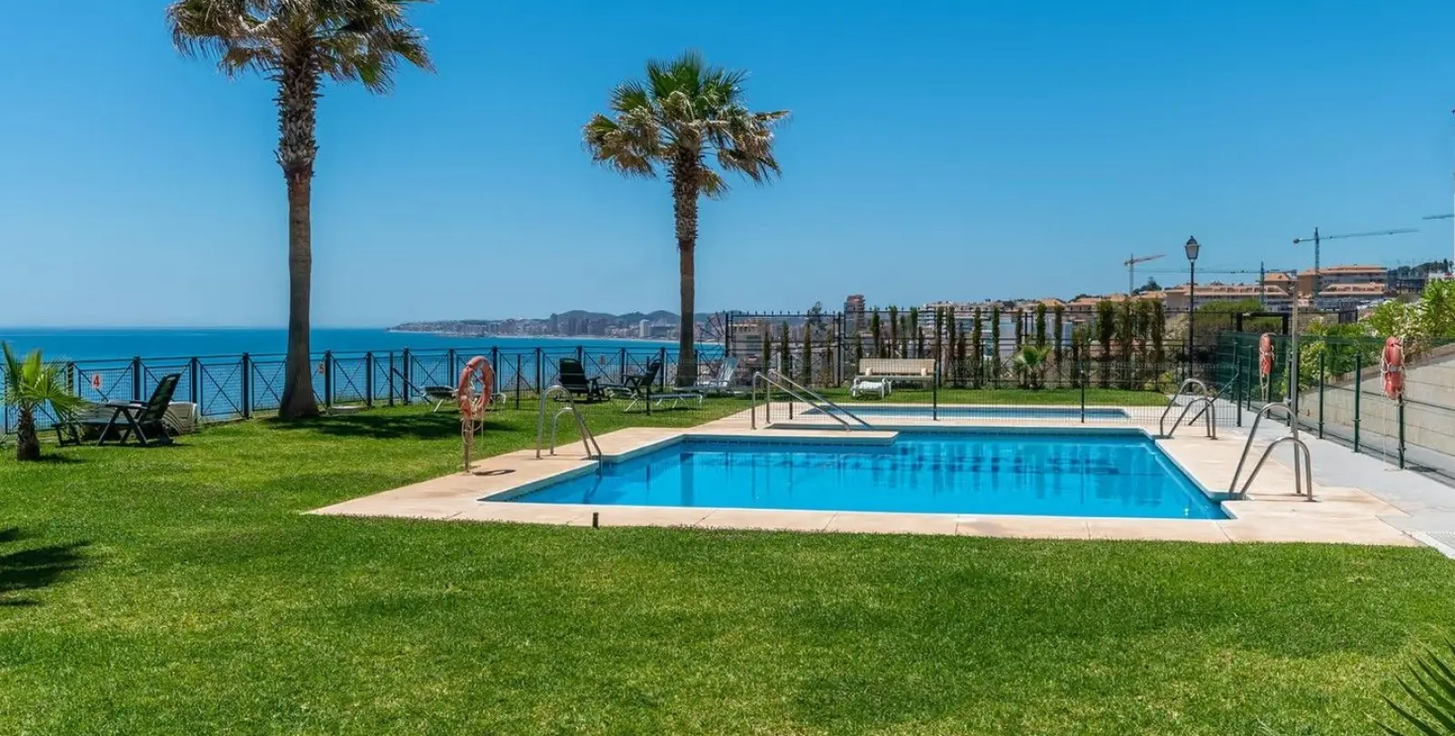 Venta de apartamento en planta media en Carvajal 2