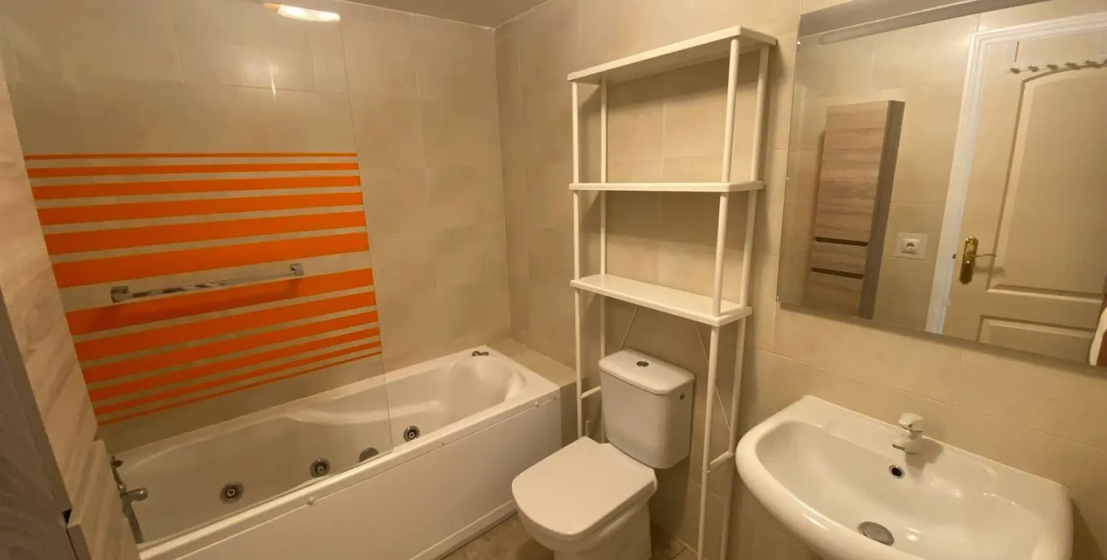 Venta de apartamento en planta media en Carvajal 8