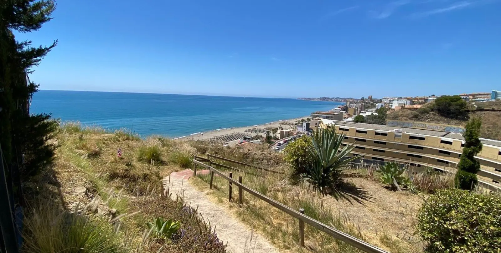 Venta de apartamento en planta media en Carvajal 9