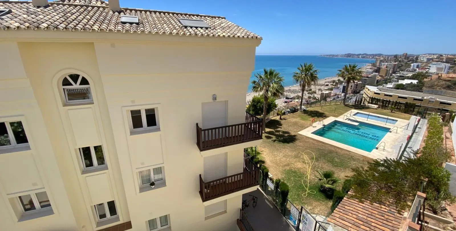 Venta de apartamento en planta media en Carvajal 17