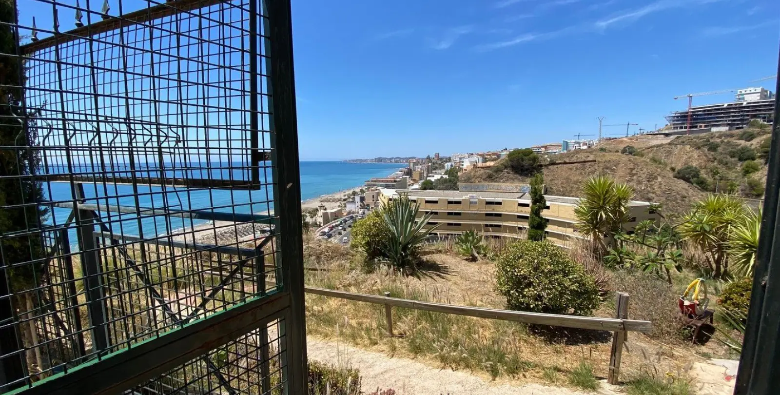 Venta de apartamento en planta media en Carvajal 20