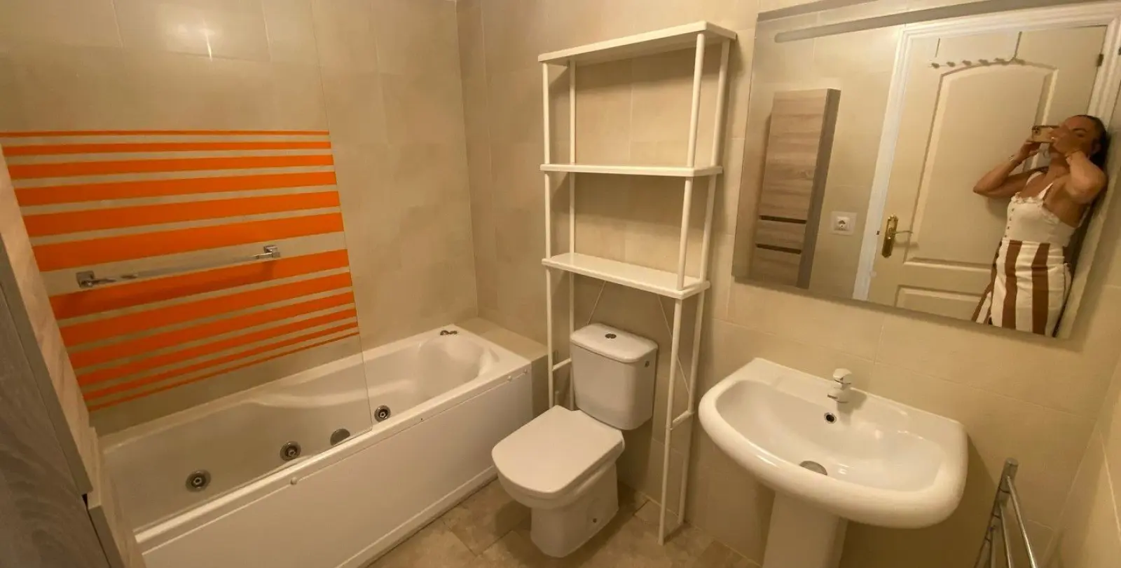 Venta de apartamento en planta media en Carvajal 24
