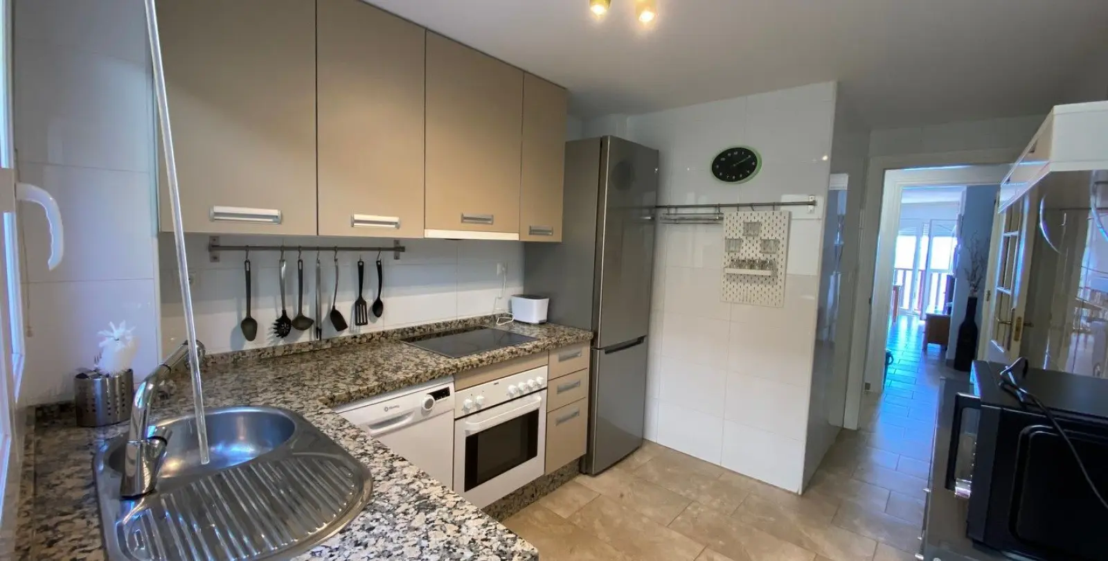 Venta de apartamento en planta media en Carvajal 27