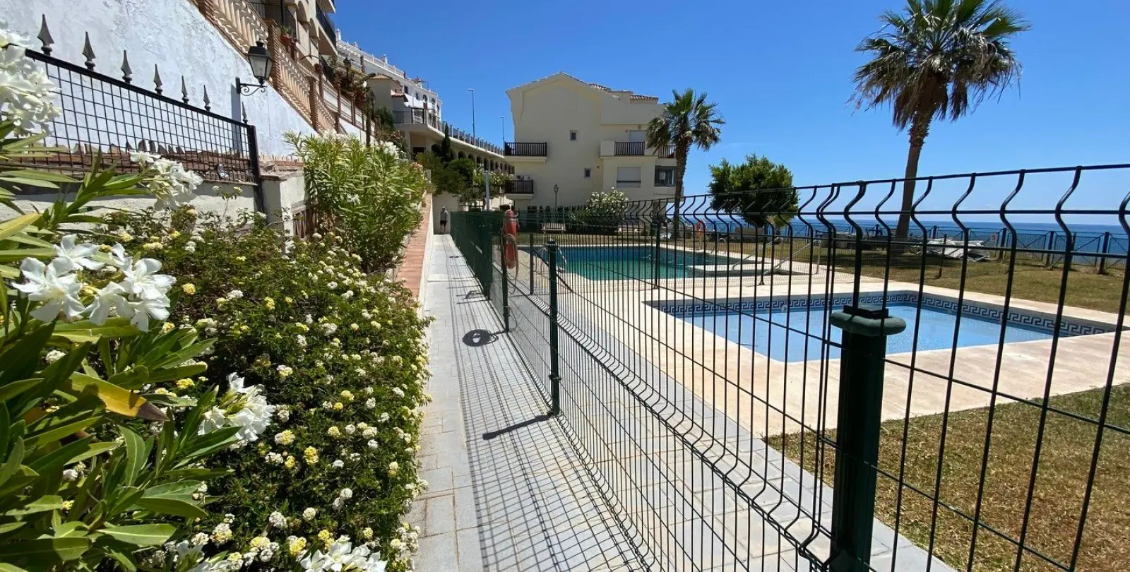 Venta de apartamento en planta media en Carvajal 41
